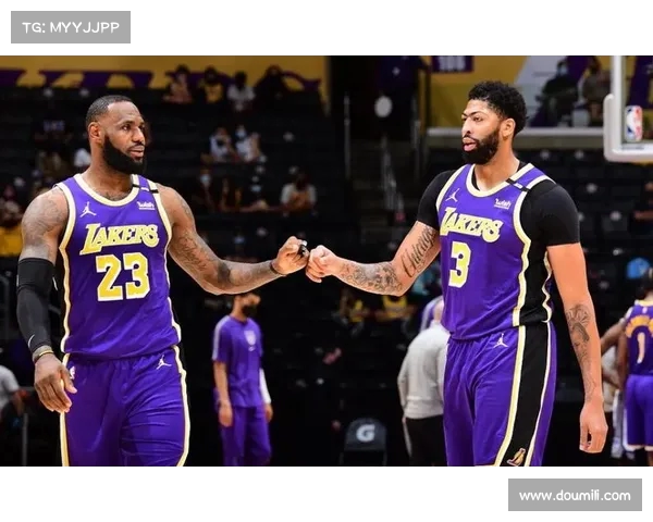 NBA现场比分更新：热火VS湖人激烈对决，詹姆斯与巴特勒上演精彩对抗